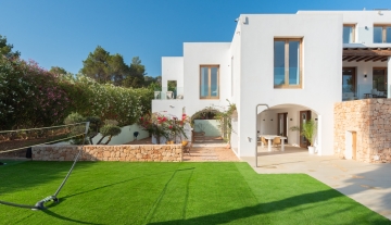 Resa Estates finca Can Floral Ibiza sale koop side house grass.jpg